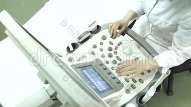 女医生在超声波监测仪检查病人
